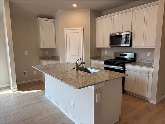 3rd image of 1721 San Jacinto Dr
