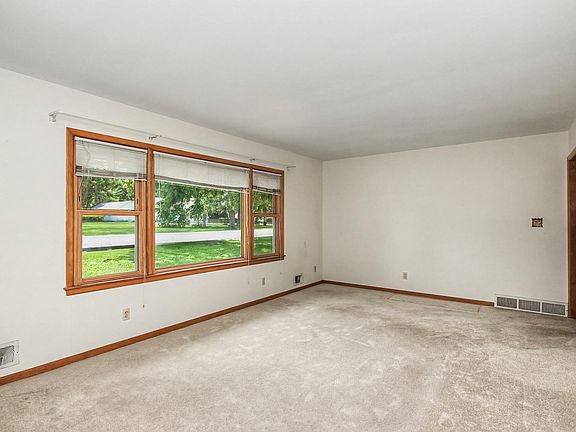 5th image of 321 Edwards St