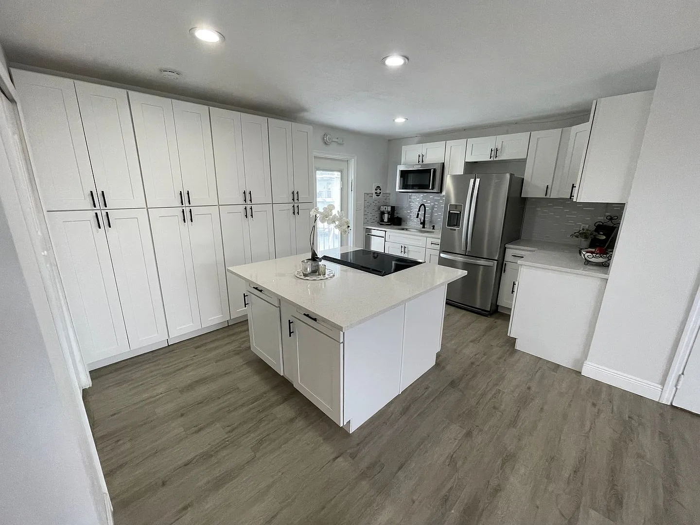 2/1 condo on Lake Killarney — Photo 3