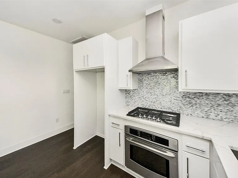 4720 McKinney St — Photo 7