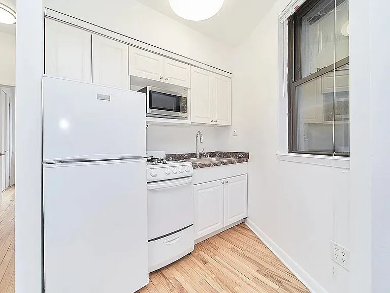 217 E 25th St #5D — Photo 6