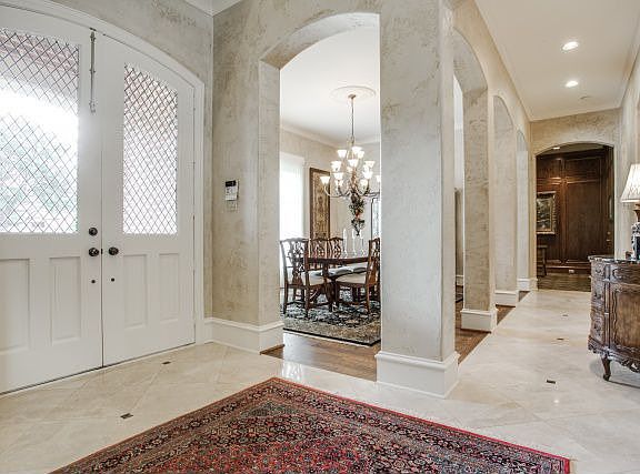 3rd image of 2805 Vinson Ln