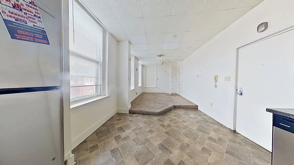 Building Photo - 202 E King St #1