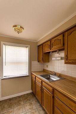 4th image of 527 Wiltshire Blvd APT A