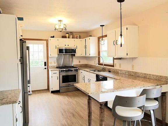 Kitchen - Gas Stove and granite countertops
