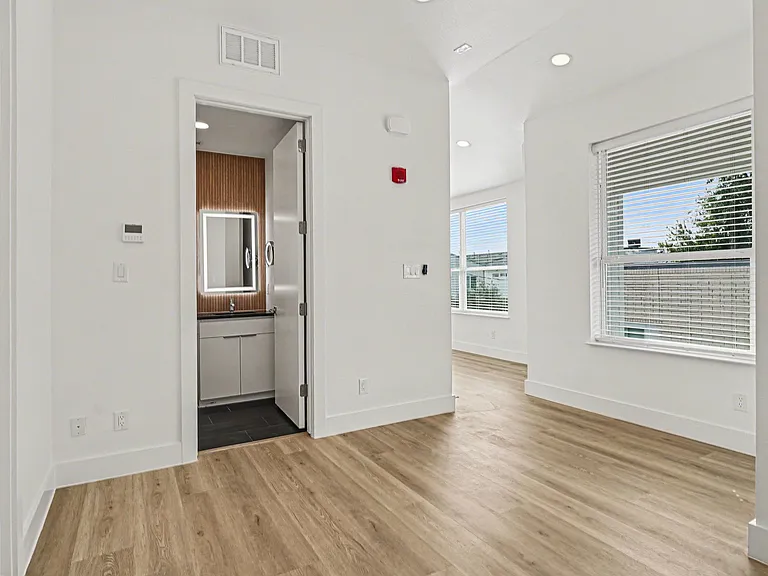 2217 N Fitzhugh Ave #301 — Photo 23