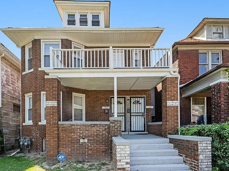 1045 Casgrain St — Photo 2
