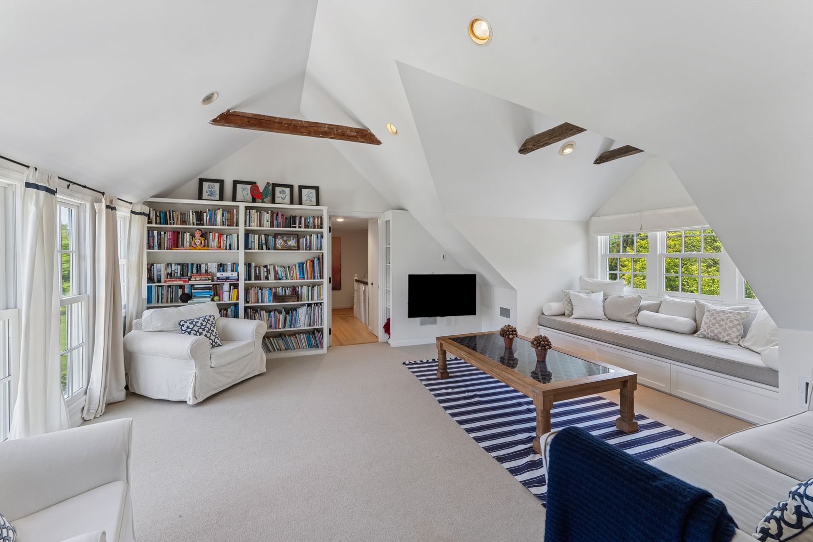  Upstairs sitting area