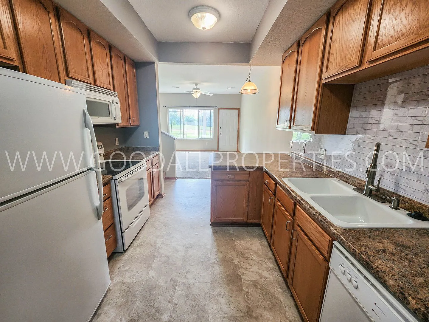 Beautiful 2 Bed, 2.5 Bath Townhome with Attached Garage in West Des Moines — Photo 2