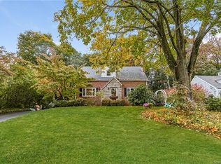 18 Iroquois Rd, Pleasantville, NY 10570