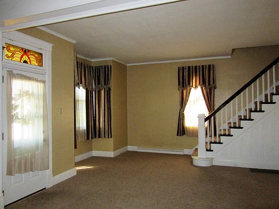 Living Room 14'7"x15'3"