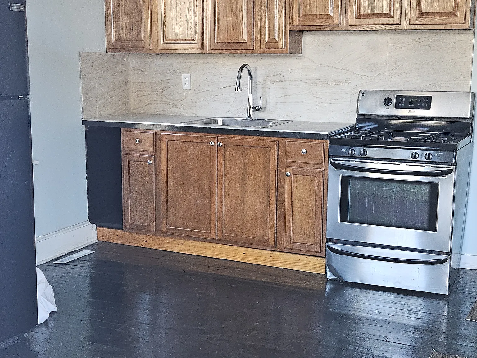 140 Lester Ave — Photo 2