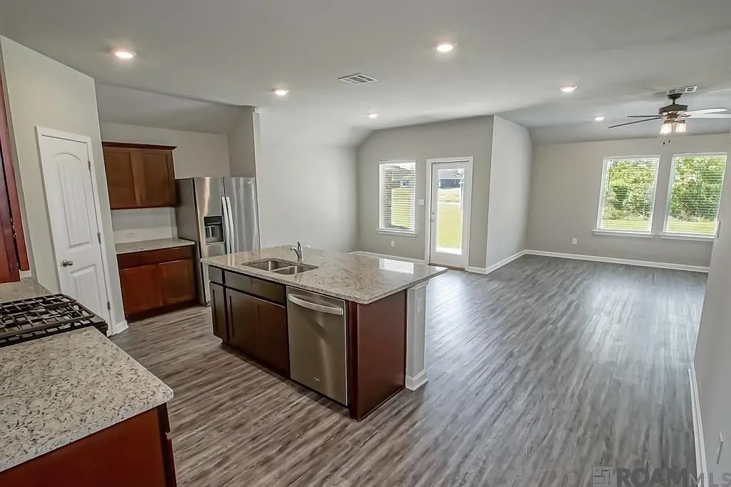 4 bed, 2.0 bath, 1829 sqft, $2,500 — Photo 3