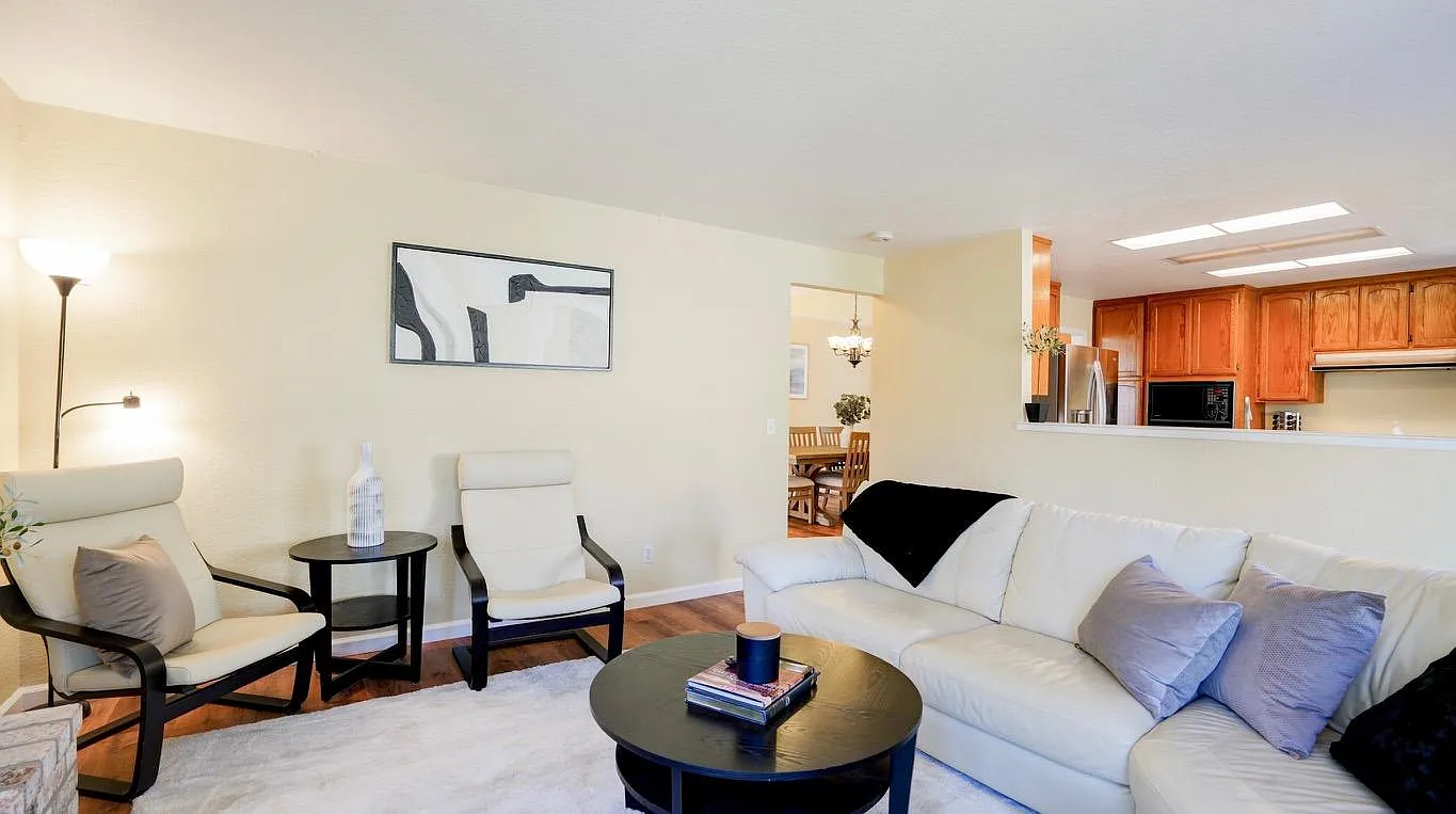 4 bed, 2674 sqft, $5,575 — Photo 2