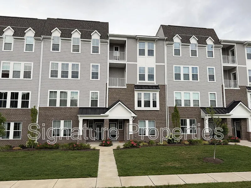 3 bed, 2.5 bath, 2206 sqft, $2,695 — Photo 1