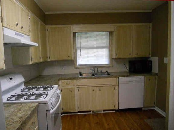 3rd image of 2212 Birch St