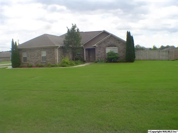 100 Deer Path Ct, New Market, AL 35761