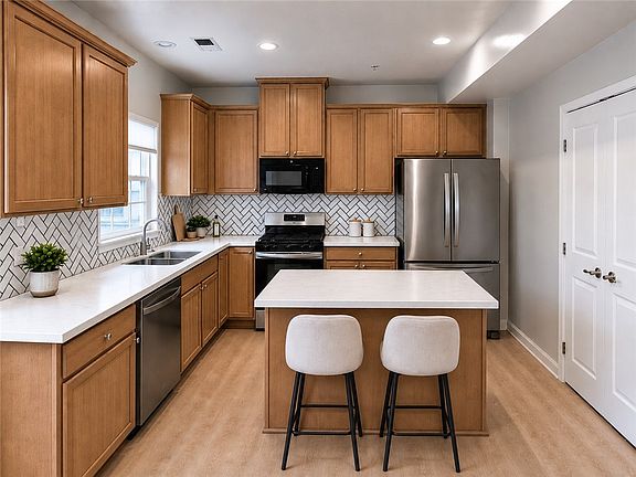 5th image of 1502 Pointe View Dr