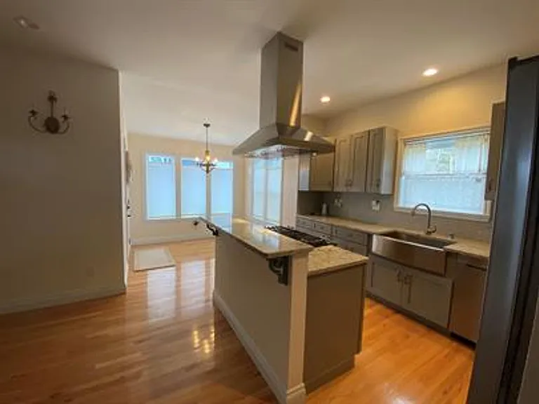 731 N Bay Ave SE — Photo 3