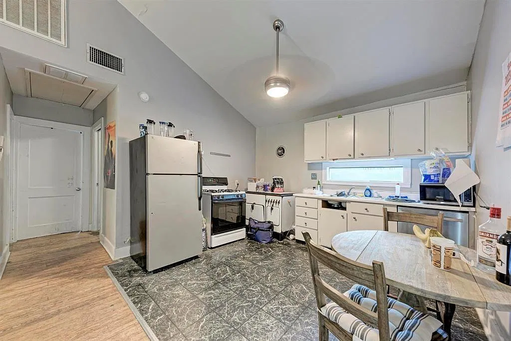 8 bed, 2904 sqft, $11,000 — Photo 2