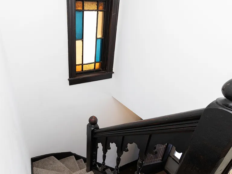 127 Ashworth Pl — Photo 2