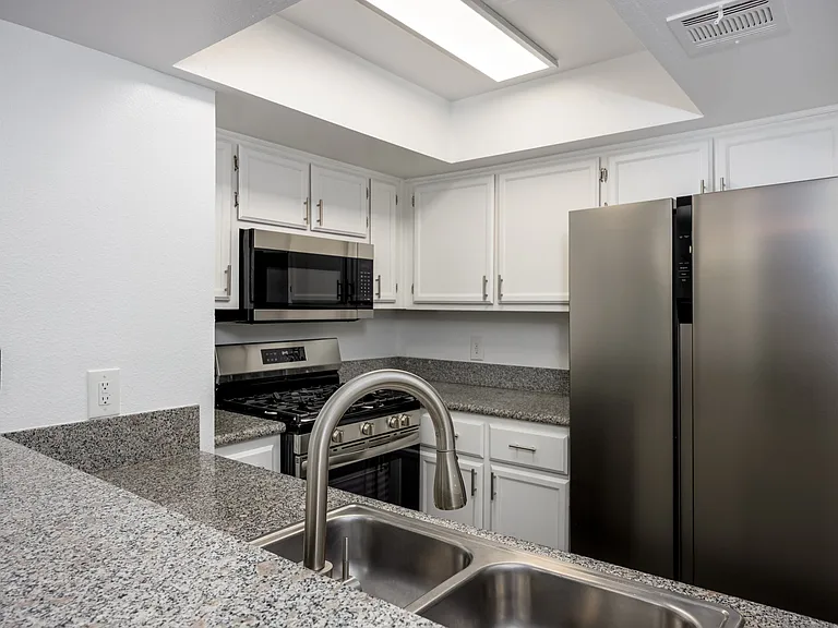 Hawthorne Apartments — Photo 19