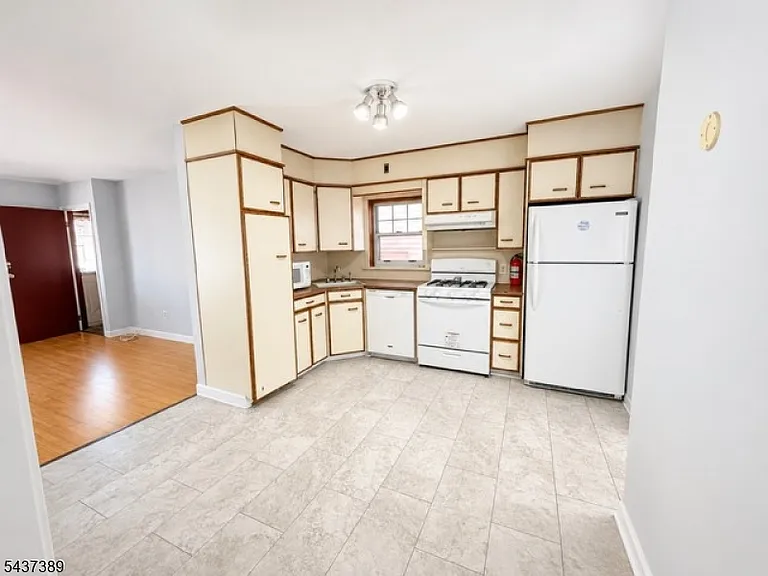 120 Grant Ave — Photo 5