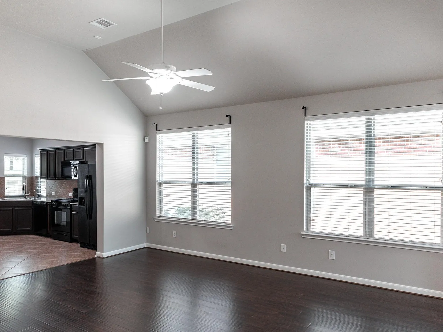3 bed, 2.0 bath, 1360 sqft, $1,900 — Photo 4