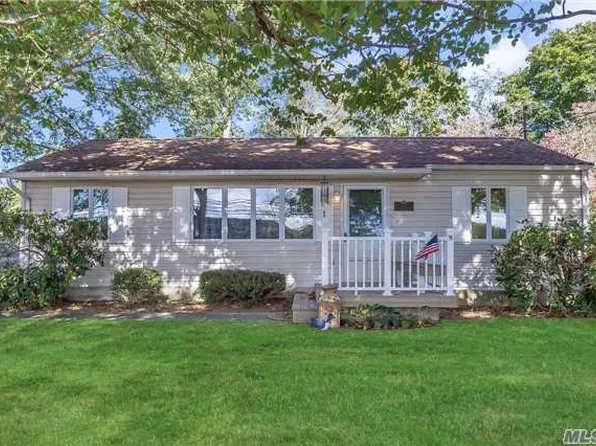 43 Bourne Blvd, Bohemia, NY 11716