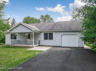 525 Creek View Ln, Brodheadsville, PA 18322