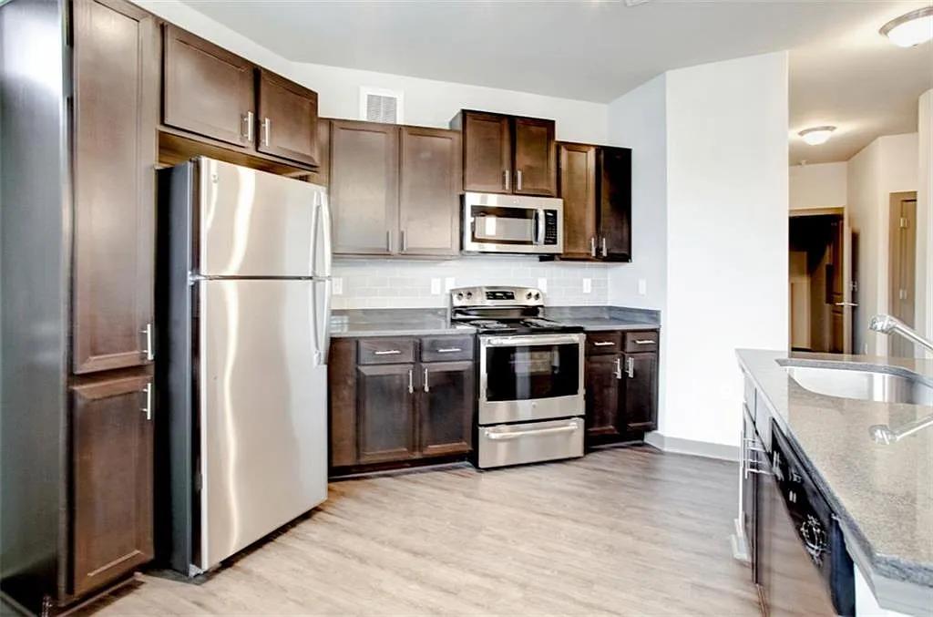 1 bed, 1.0 bath, 759 sqft, $1,395 — Photo 2