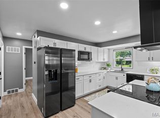 506 Dornoch Dr, Saint Louis, MO 63137