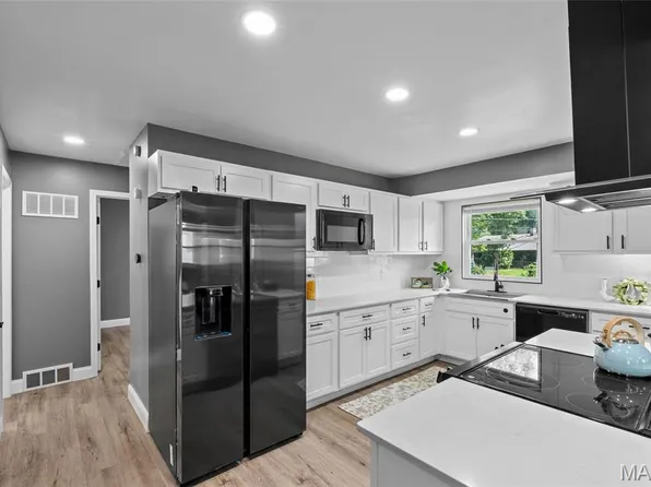 506 Dornoch Dr, Saint Louis, MO 63137