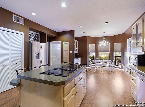 5th image of 4602 Hawthorn Woods