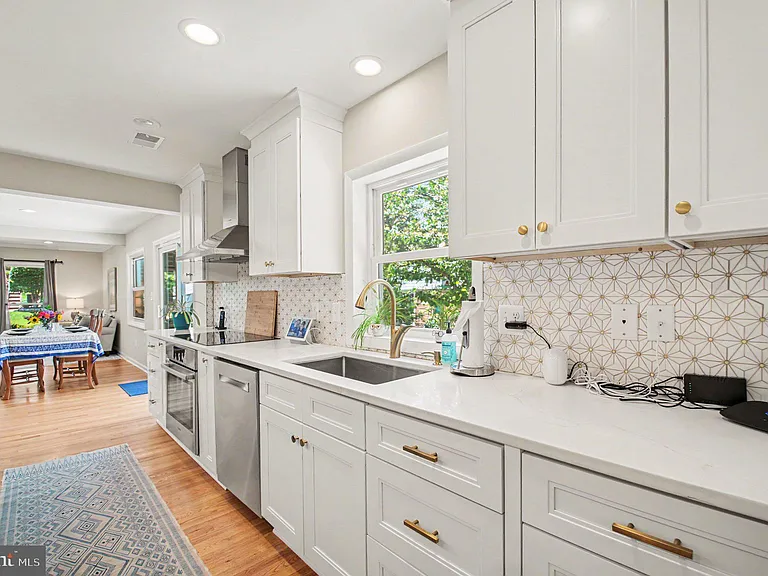 6417 Berkshire Dr — Photo 7