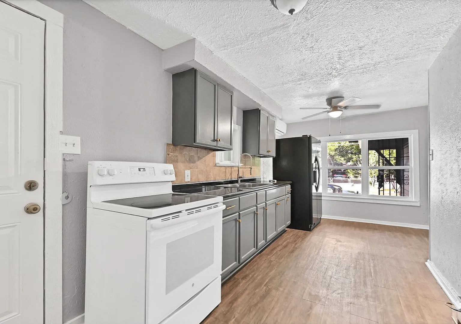Asap Move In! Newley remodeled 2 bedroom — Photo 1