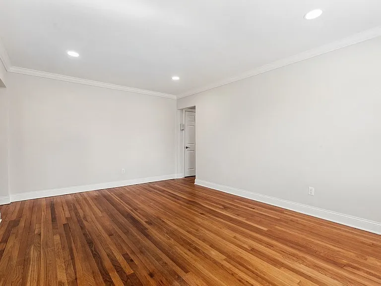 Ridge Gardens Apartments — Photo 7