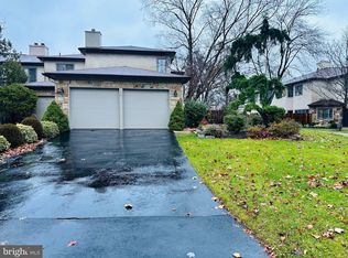 19 Woodmont Dr, Lawrence Township, NJ 08648