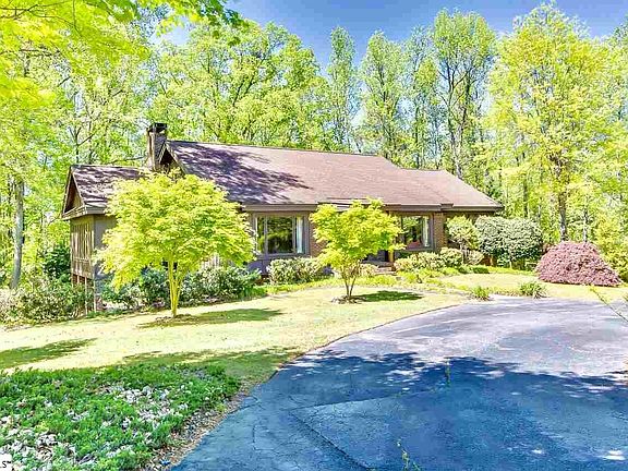 3rd image of 107 Highbourne Dr