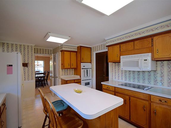 3rd image of 1260 Lawndale Dr