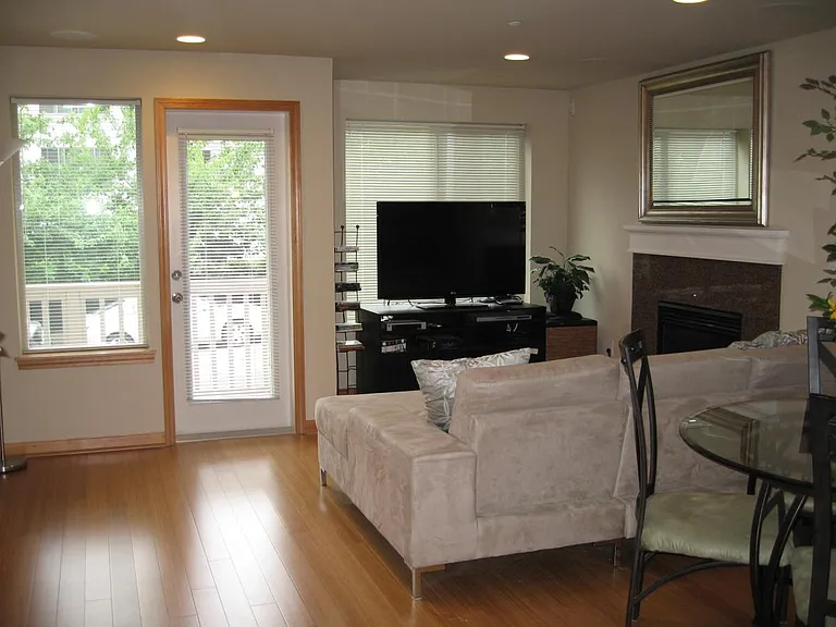 Living area (2nd floor)