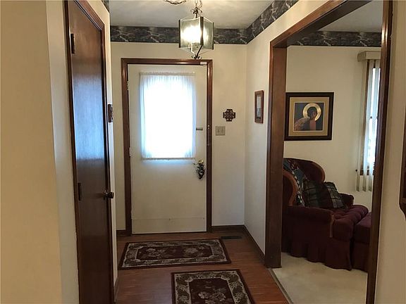 4th image of 1004 N Apple St