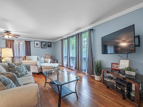 3rd image of 1921 Wisterwood Dr