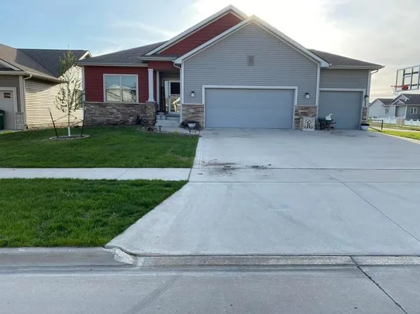 208 Shiloh Rose Pkwy NW, Bondurant, IA 50035