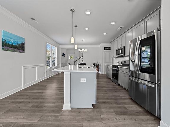 5th image of 211 Stamm Dr