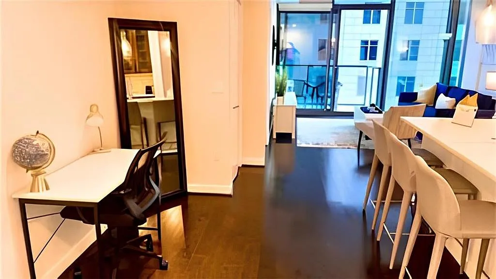 2 bed, 2.0 bath, 1060 sqft, $4,250 — Photo 4