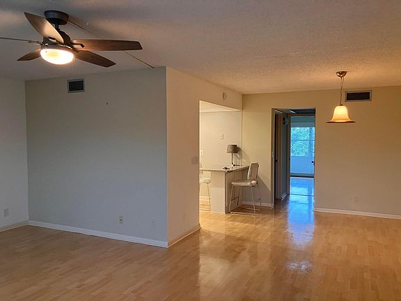 5th image of 204 Greenbrier A