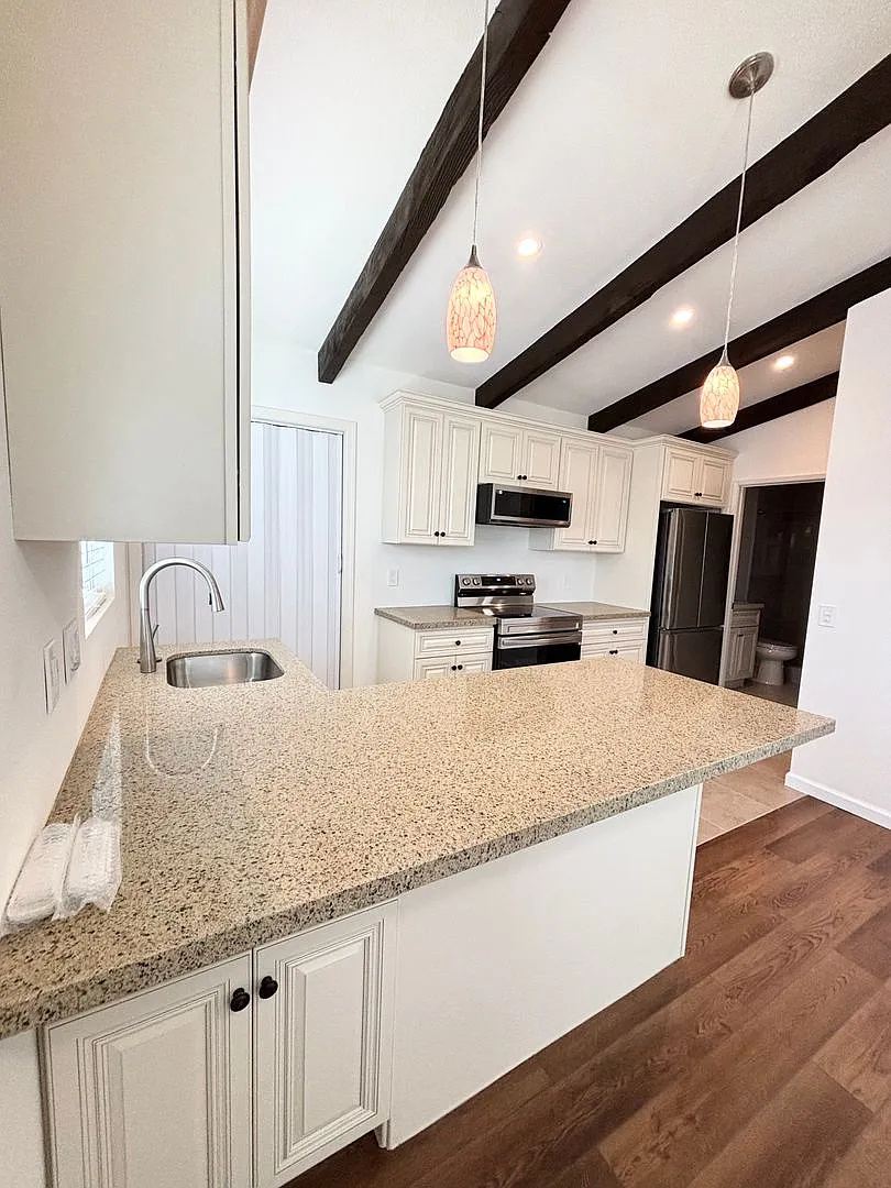 Luxury 1 Bedroom 1 Bathroom Available Now! — Photo 3