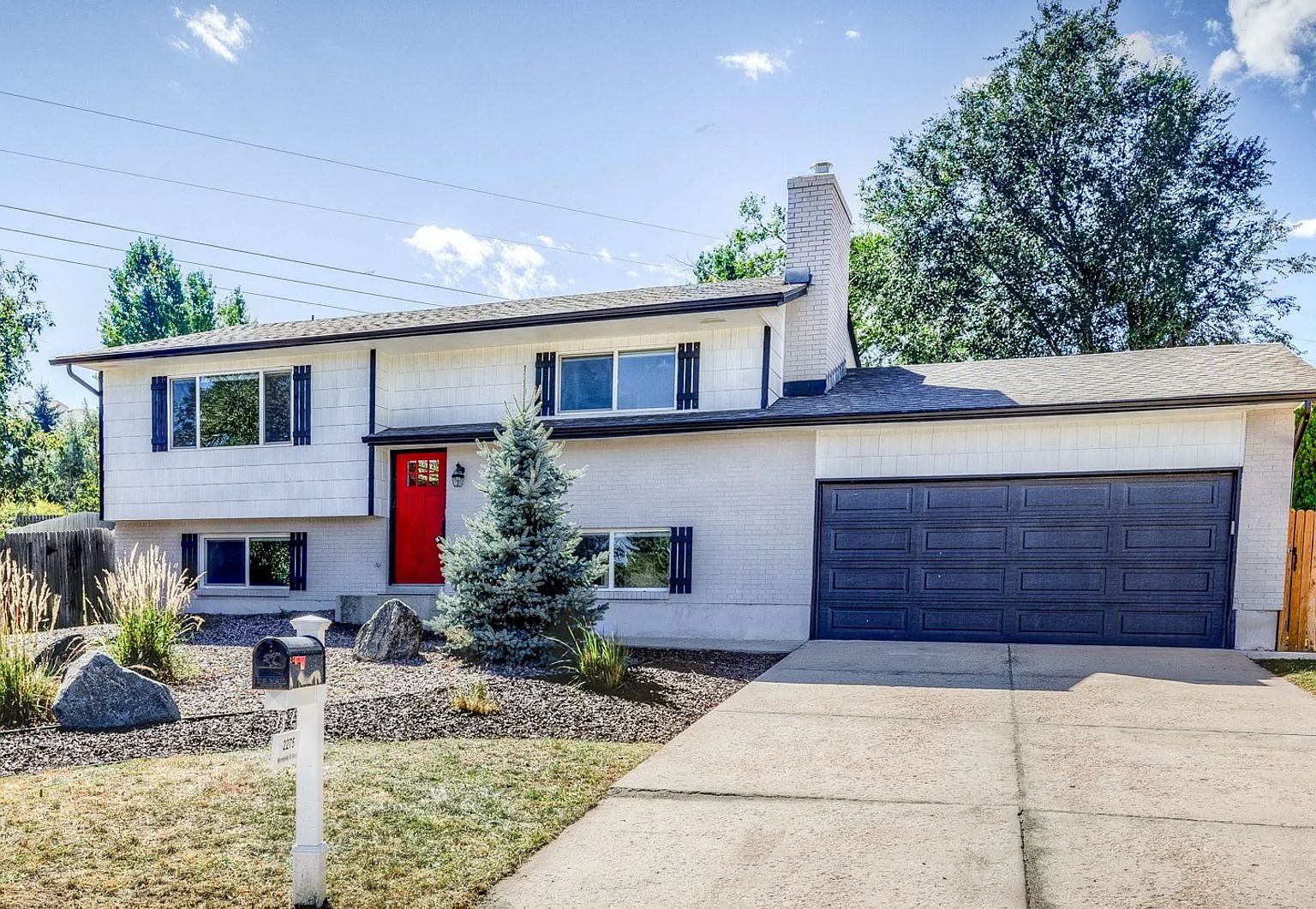 Charming 3 Bed Home Centrally located, Large Yard — Photo 1