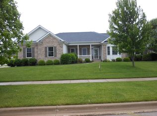 940 Hamilton Dr, Sycamore, IL 60178